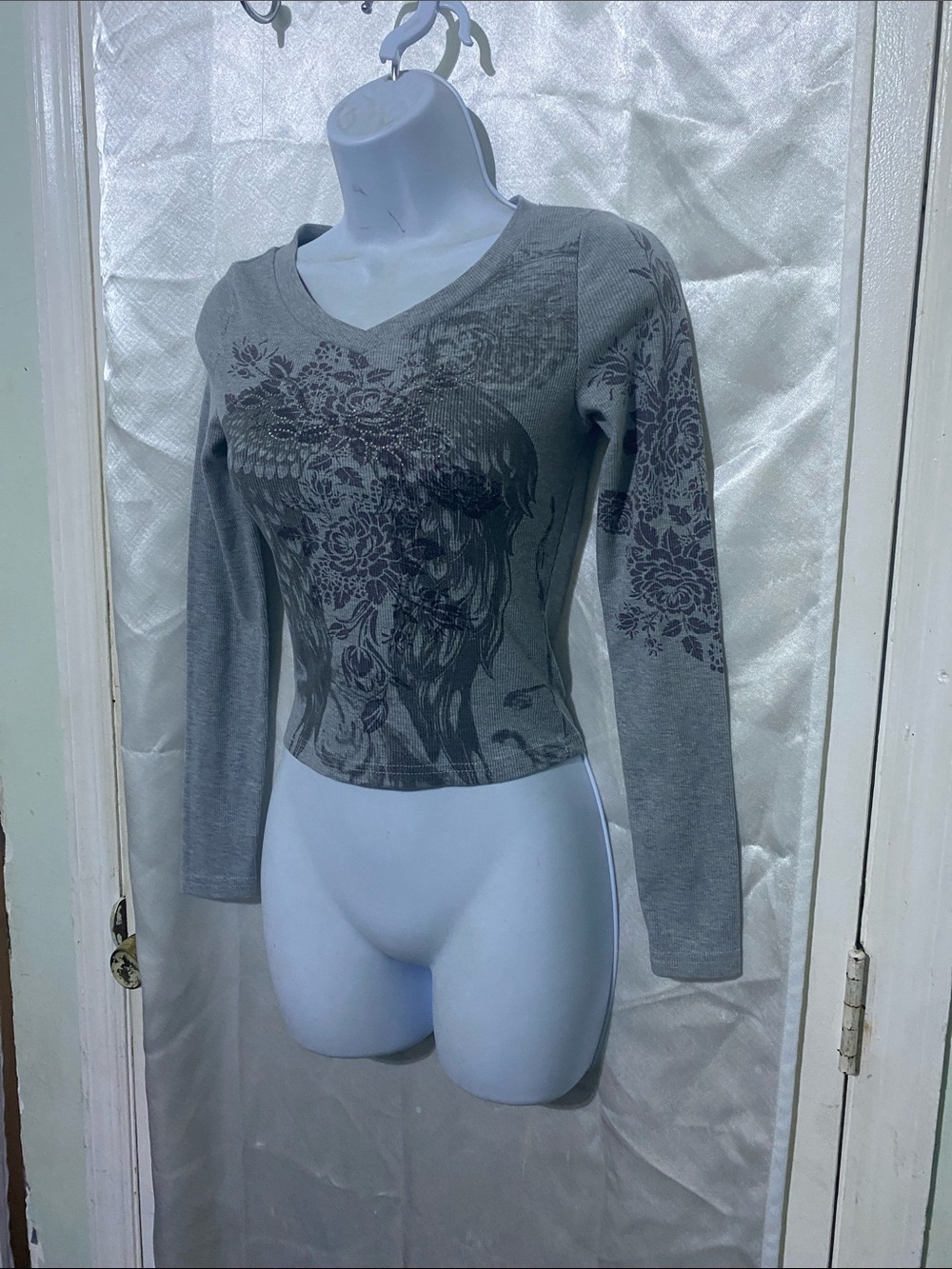 Y2K Women’s Grey Floral-Graphic V-Neck Long Sleeve Tee